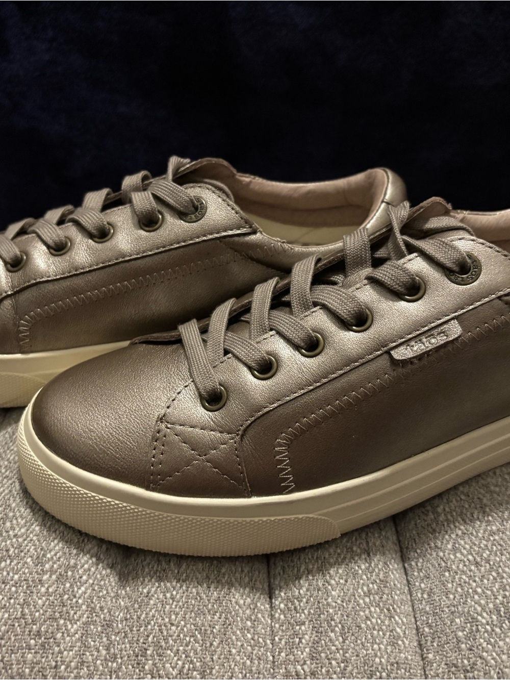 Taos Footwear Women’s Metallic Taupe Low-Top Sneakers Size 10